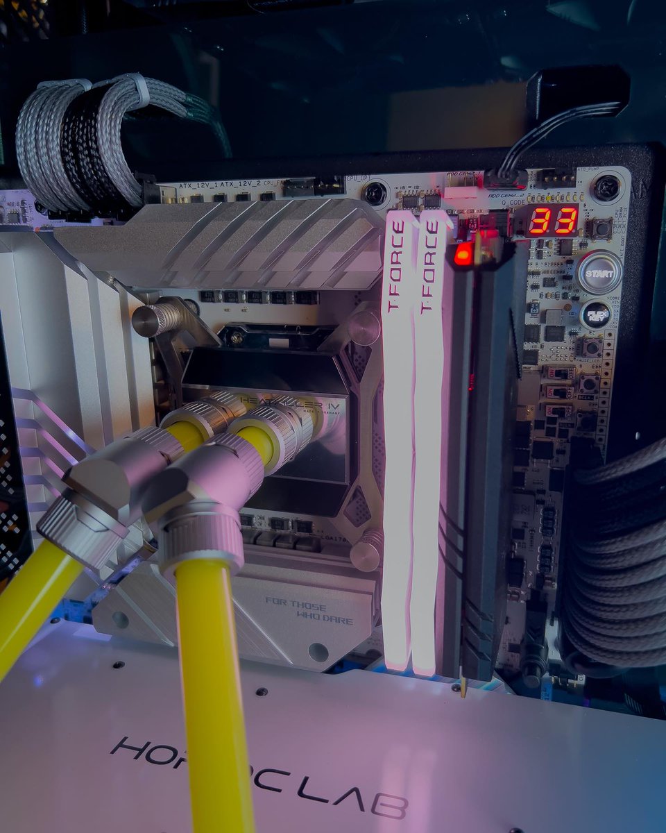 IntelANZ's tweet image. A pop of color to brighten your day 🌈
📸 @liquifymods
💙 Intel Core i9-13900KS
#pcmodding #pcmod #custompc #pcbuilding #13thGen #pcsetups #pcbuilds #waterblock #watercooling #IamIntel #Intel