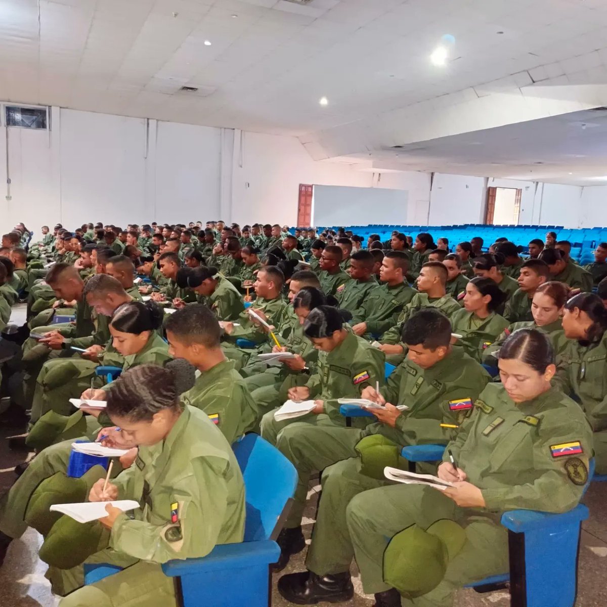 Los Cadetes de la <a href="/umbv_amcs/">Academia Militar de Ciencias de la Salud</a> se encuentran Observando el Acto Naciónal en Defensa de la Guayana Esequiba.

#ElEsequiboEsDeVenezuela