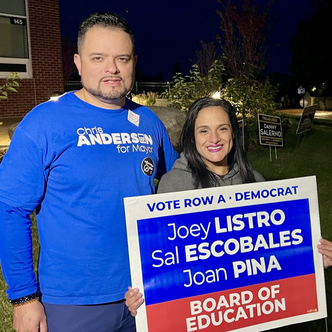 Tonight former @NBLocal871 prez, @CSDNBCT BOE candidate @SalEscobales is getting out final #Election2023 votes at local polling place by demonstrating 'labor is your neighbor.' #AFTVotes @AFTUnion @AFTTeach @AFLCIO @ConnAFLCIO