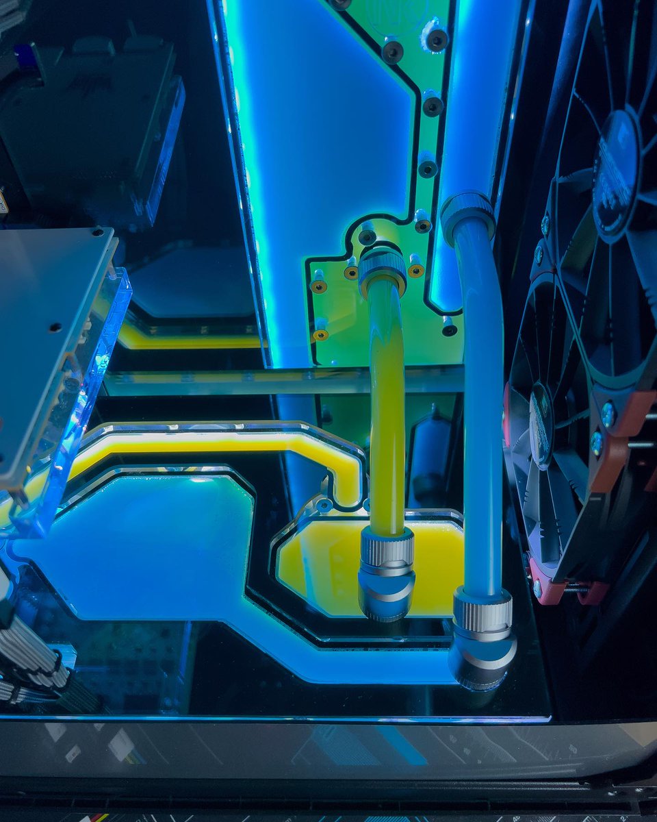 IntelANZ's tweet image. A pop of color to brighten your day 🌈
📸 @liquifymods
💙 Intel Core i9-13900KS
#pcmodding #pcmod #custompc #pcbuilding #13thGen #pcsetups #pcbuilds #waterblock #watercooling #IamIntel #Intel