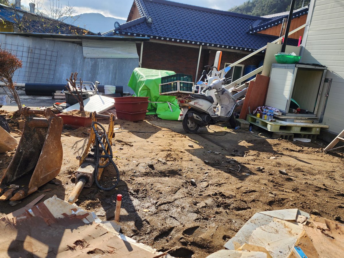 아낙 집나온지 열흘째다
시골 집 새로짓는다고
측량 하니 내땅이 아니구
옆집땅 황당 하다
예전에 있던집 리모델링 해서
있는그대로 살다가  측량 하니
귀가 막힌다   땅에 대해서는
민감한 시골분들 ㅠ 
남의땅에 창고 짓고 산지가
10년 모르겠다  옆집쥔장
얄미워서 배째라구 해야겠다