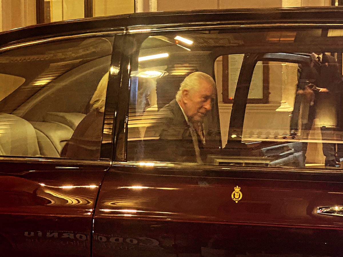 Not even at my hotel and the big guy pulls up right beside my cab. How’s that for a welcome! 🤴🇬🇧