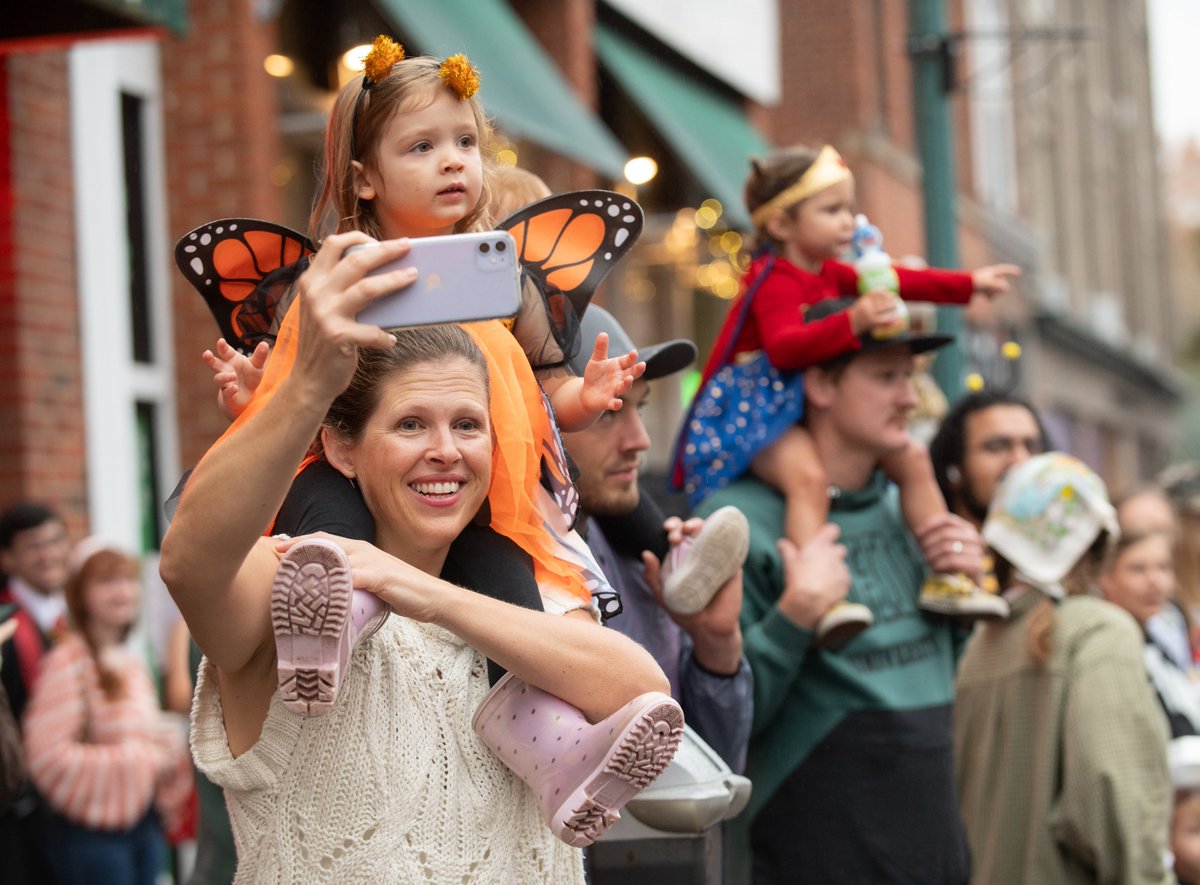 ohiou's tweet image. At the heart of OHIO is a blend of academic life and community spirit.

The annual "Honey for the Heart" parade serves as a testament to art fostering community spirit, cultural diversity and the unique talents of students and local artists. 💛

📸» ohio.edu/news/2023/11/2…