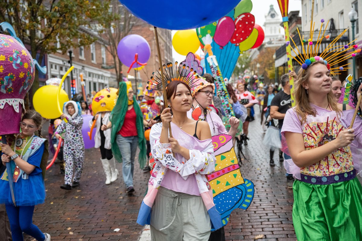 ohiou's tweet image. At the heart of OHIO is a blend of academic life and community spirit.

The annual "Honey for the Heart" parade serves as a testament to art fostering community spirit, cultural diversity and the unique talents of students and local artists. 💛

📸» ohio.edu/news/2023/11/2…