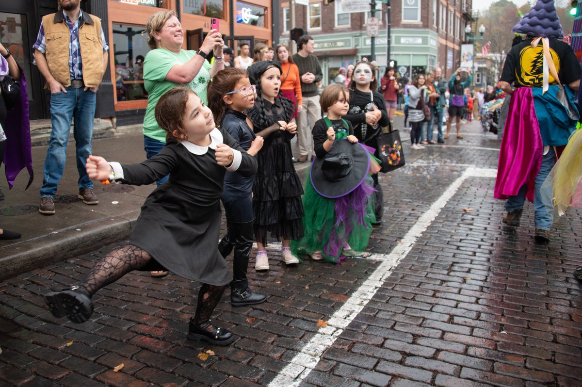 ohiou's tweet image. At the heart of OHIO is a blend of academic life and community spirit.

The annual "Honey for the Heart" parade serves as a testament to art fostering community spirit, cultural diversity and the unique talents of students and local artists. 💛

📸» ohio.edu/news/2023/11/2…