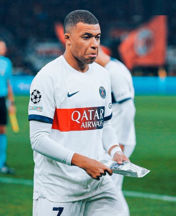 IratiPratSC's tweet photo. Mbappé viendo el billete de Dollarumma. Foto que publica @Gazzetta_it.

Me parece brutal. https://t.co/ogm1XLlWRq