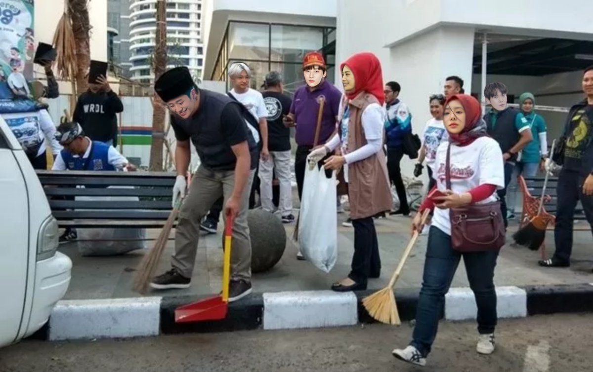 Waktu pertama kali datang ke Pouqa terus disambut dengan baik sama orang-orang pentingnya, tanpa banyak basa-basi langsung dibantuin buat nyapu. Padahal saya nggak minta dibantuin. Diabadikan sama orang lewat waktu itu. Makasih, ya, teman-teman.