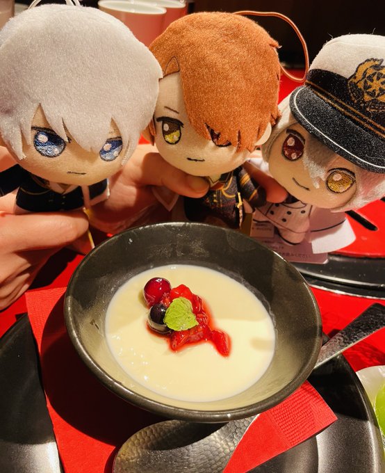 旅先の杏仁豆腐だよ美味しかった〜、ぬいの持ち歩きも写真も下手で載せられるのが友人の手を借りたこの1枚だけだった笑