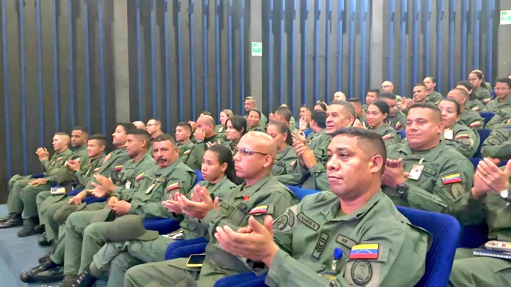 #7Nov 🇻🇪 Nuestra gloriosa #FANB se encuentra de manera activa escuchando las instrucciones de nuestro CJ de la #FANB <a href="/NicolasMaduro/">Nicolás Maduro</a>, durante el acto de Unión Nacional en defensa de la Guayana Esequiba. 
#VenezuelaTodaPorElEsequibo