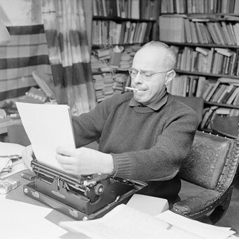KirkKapitan's tweet photo. Dla ciekawych - Stanisław Lem ze swoją słynną maszyną do pisania Underwood z l. 30, na której stworzył min. koncepcje tabletów, telefonów komórkowych, Internetu i rzeczywistości wirtualnej. Gorzej, jak który pisarz robi to teraz w drugą stronę. https://t.co/hy6QPkv6nt