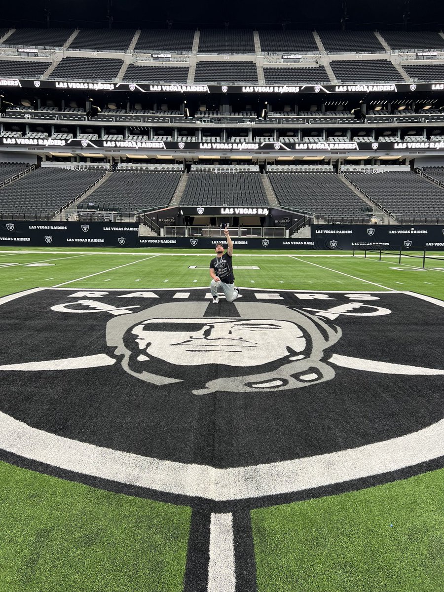 _SwagJeff's tweet photo. Well, @AllegiantStadm did not disappoint. A literal love story to the @Raiders. If you are a fan of the Silver and Black, you HAVE to do the tour! I had chills the whole time. 
#RaiderNation #AllegiantTour #RaidersTour https://t.co/sEIaBISrSm
