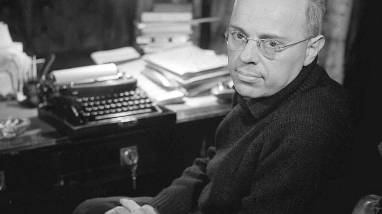 KirkKapitan's tweet photo. Dla ciekawych - Stanisław Lem ze swoją słynną maszyną do pisania Underwood z l. 30, na której stworzył min. koncepcje tabletów, telefonów komórkowych, Internetu i rzeczywistości wirtualnej. Gorzej, jak który pisarz robi to teraz w drugą stronę. https://t.co/hy6QPkv6nt