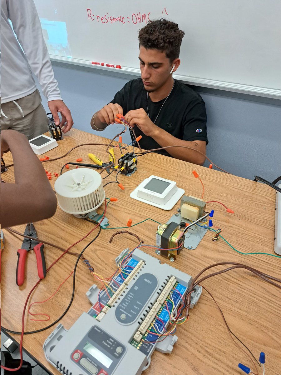 Daniel Arnold tweet media