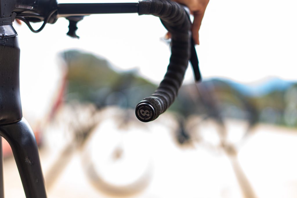 VC_FUKUOKA's tweet image. ゴルフを嗜む方でしたらビビビッ！！っとくるこのロゴマーク。

実際のレースを通して幾度も試行錯誤を重ねてきたバーテープも、いよいよ完成間近…？？ 
↓↓↓

vc-fukuoka.com/blog/230115/

#iomic
#イオミック
@iomic_official