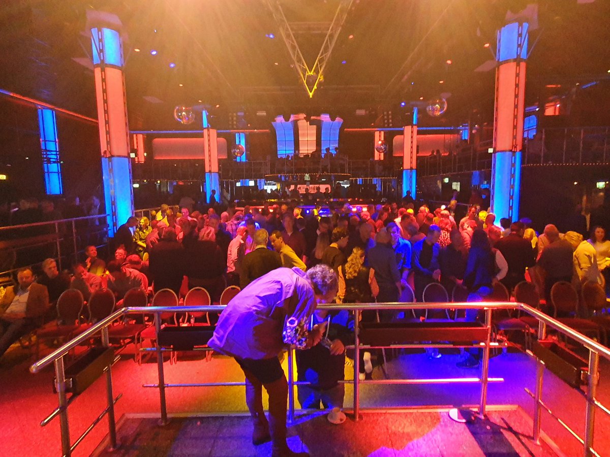 Vanavond voor het eerst te gast in Dieka, het beroemde uitgaanscentrum van Markelo. Volle bak, bijna 500 aanwezige boeren!
Het gesprek, de discussie was goed en ook voor de kritische vragen was er tijd en waar mogelijk een antwoord.
Avondje Rabobank 😊