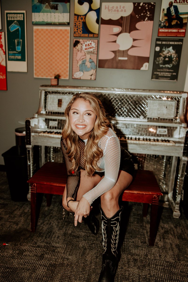 _alexandrakay's tweet photo. 😍 love singing this record with y’all https://t.co/oyQRTdtQwt
