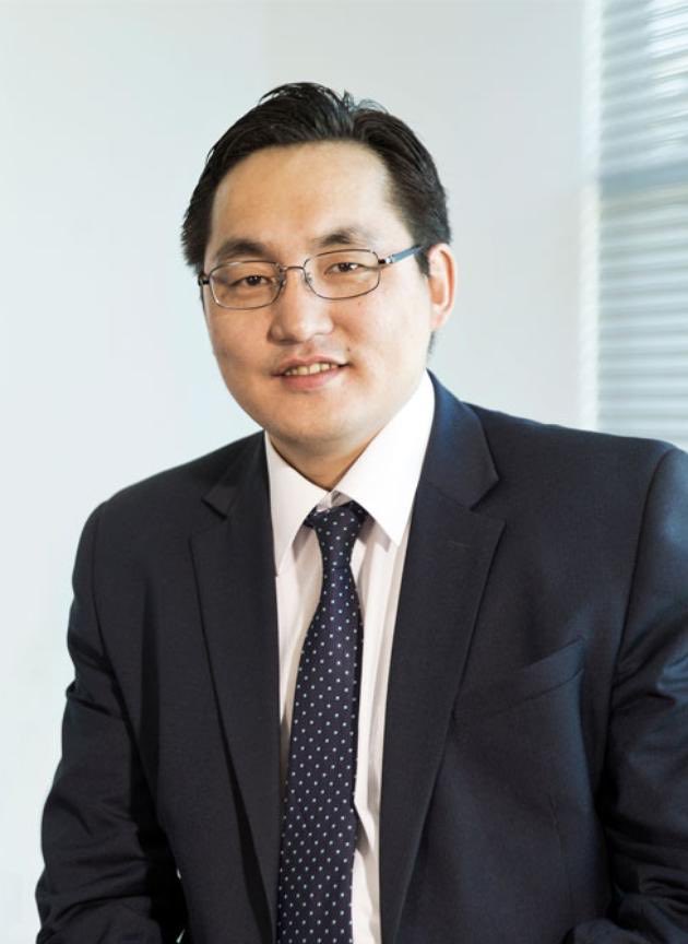 Харамсалтай байна. 

Мэдээж шүүхээр шийдэгдсэн хэргийг илт үнэн худал гэж шүүх эрх байхгүй ч. Хайран сайхан залуу бүлэглэлийн хохирогч болоод ял аваад явахыг харах мөн харамсалтай яа. 

Хэдэн их наядаар нь идсэн уусан хулгайчид ял авах байтугай тушаал дэвшиж байхад ажилд оролцсон