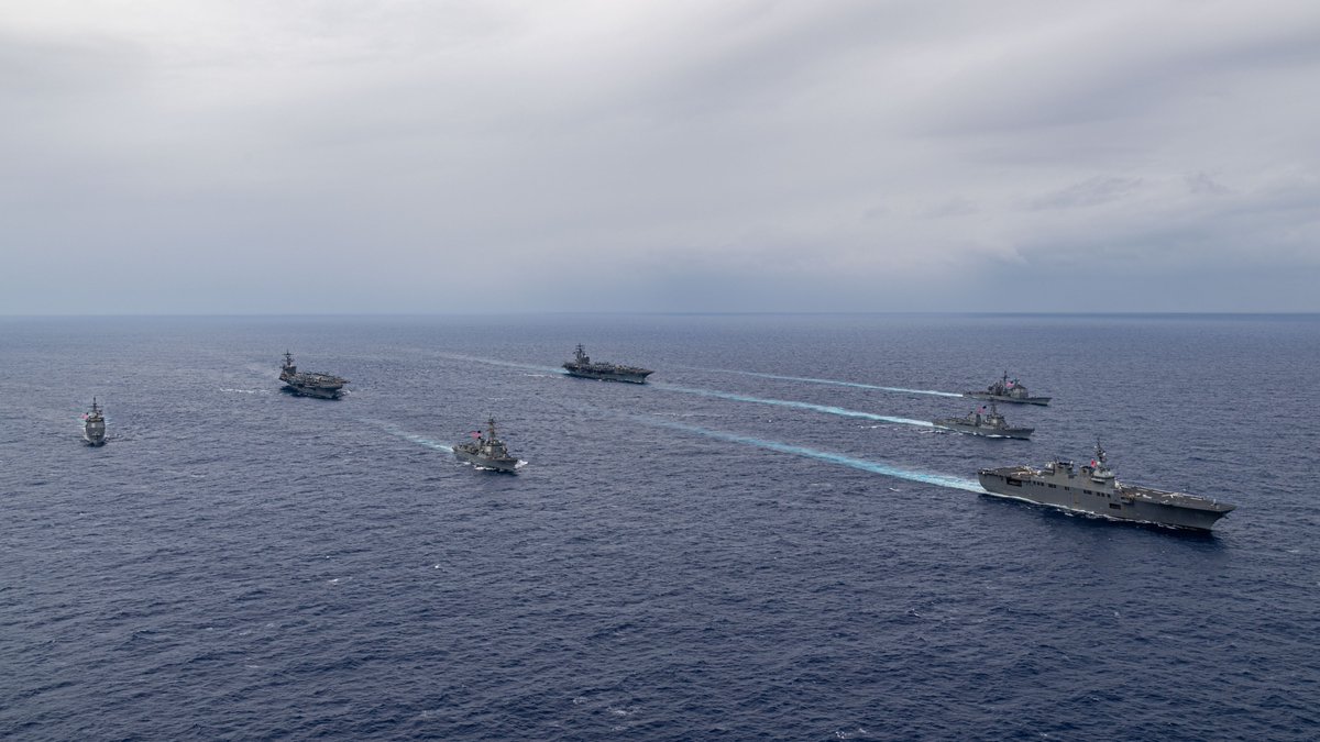 🇺🇸–🇯🇵

@Gipper_76 and @CVN70 sail in formation with @jmsdf_pao_eng during Multi-Large Deck Exercise, demonstrating strength of the #Alliance and maritime interoperability to respond in support of  a #FreeAndOpenIndoPacific.

📍: #PhilippineSea

📸: MC3 Timothy Dimal