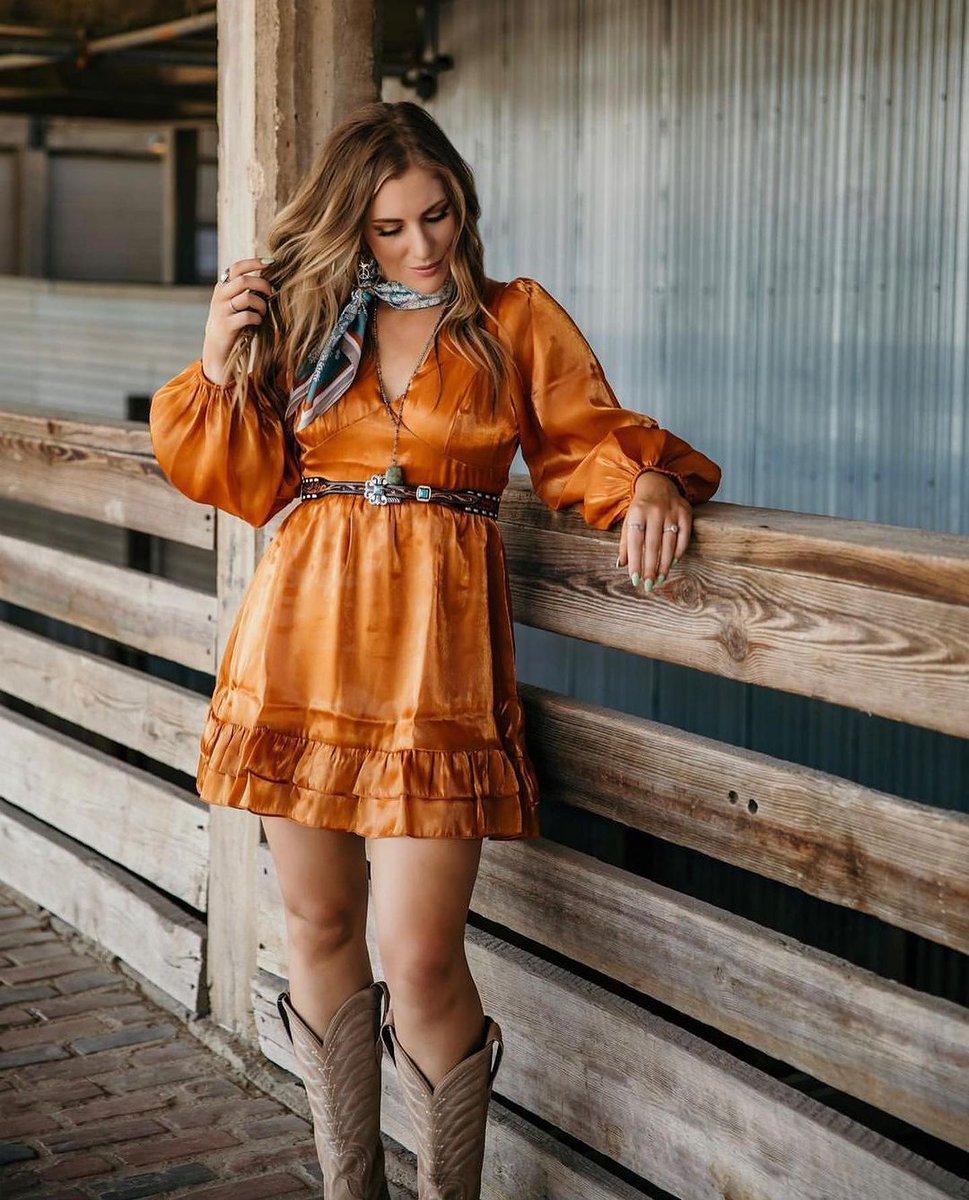 fwsystation's tweet photo. Stop by Sassy Pantz in The Stockyards this week and find all of your Fall fashion essentials! ๐ข๐๏ธ
๐ท: @chelseacarolyn_ @kristafrancis.photos | #StockyardsStyle #FortWorthStockyards https://t.co/PN9iJ1B2Gr