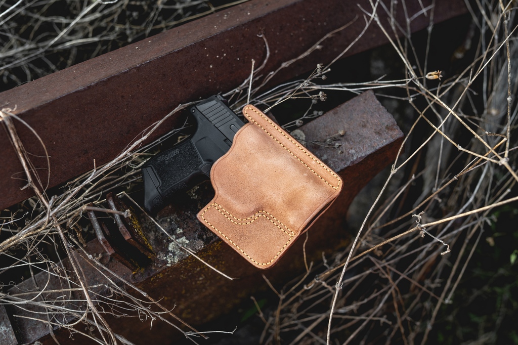 galcogunleather's tweet image. FRONT POCKET HORSEHIDE HOLSTER

Galco's Front Pocket Horsehide Holster offers unique concealed carry advantages. 

The Front Pocket Holster is ambidextrous and constructed of premium horsehide.

Get yours here: l8r.it/qCwS

#pocketholster #galco #leatherholster