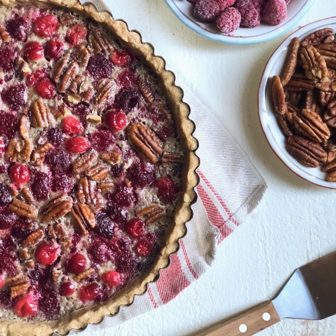 Who needs pumpkin pie when you can have this show-stopping Cran-Raspberry Pecan Tart for dessert this Thanksgiving?  redrazz.org/recipe/cran-ra…