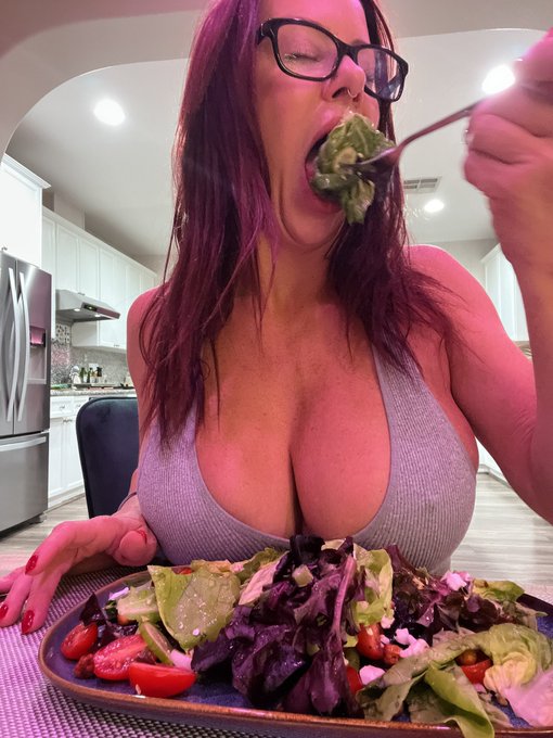 2 hour Topless Cooking tonight Stuff peppers ?️ ? ?️? & a messy whip cream chocolate dessert … 7pm PST