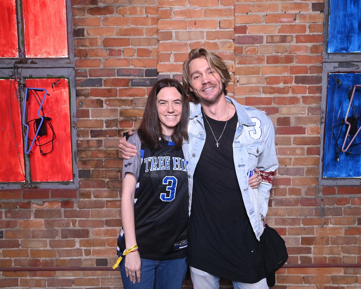 ChrissyOTH's tweet photo. @ChadMMurray I’m catching up on @SullivansCrosCW before I see you this weekend! It’s a fantastic show, and you’re doing an incredible job! I can’t wait to see you soon! https://t.co/tpCnWqOeff
