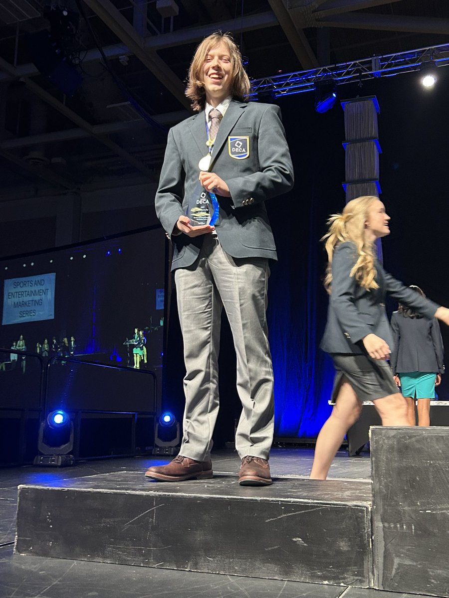 blacksburgdeca's tweet image. DECA MONTH DAY 7: We are sharing a few of our glass winners 💎💎 at SLC last year!! So proud of all our competitors, can’t wait for DLC in just a few days!