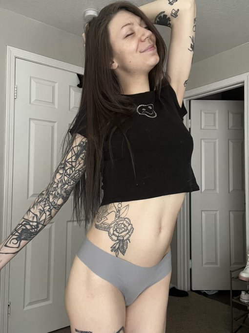 New hair, no make up and a touch of sunlight ✨ https://t.co/ivslp45CC6