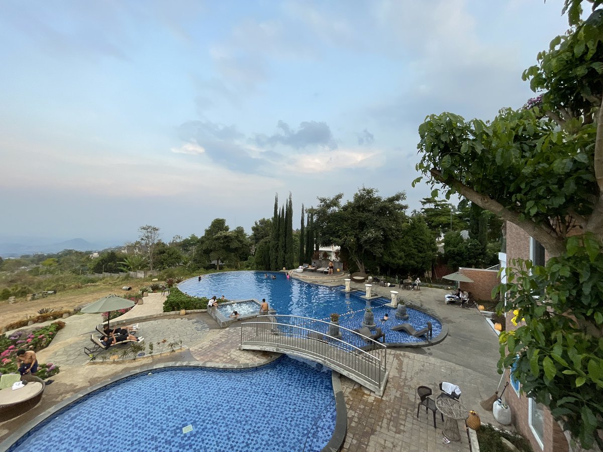dugaprasetya's tweet photo. Gokil sih ini — hotel di Kota Batu kolam renangnya air hangat dan ada jaccuzinya juga! Selain itu view kalau ga mendung atau kabut nih langsung ke Gunung Arjuno, fasilitas buat anak kecil juga ada! Lengkap

#hotelmalang #staycation #rekomendasihotel https://t.co/ntg5qD4Qyd