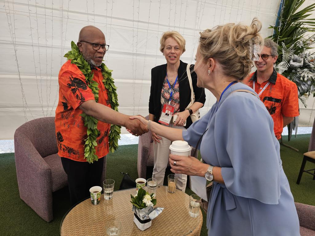 UN_PGA's tweet photo. Pleased to meet Barbara Plinkert, EU Ambassador to the Pacific, on the sidelines of #PIFLM52.
We discussed the Pacific ACP Leaders Meeting, as well as development cooperation in the region.
We agreed on the need to #shoreup community resilience against climate change. https://t.co/v7ZyvadCKe