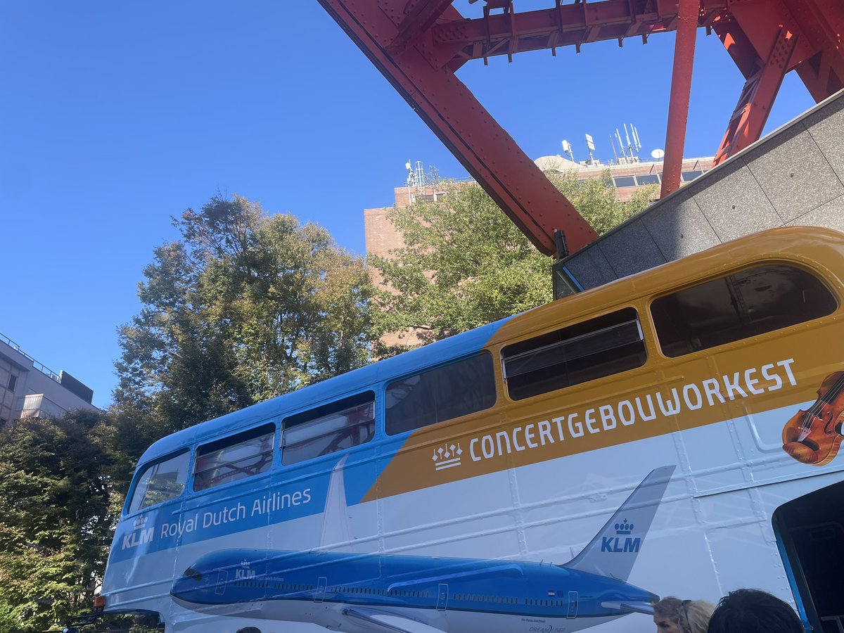 snoopyyy_77's tweet photo. KLM主催のロイヤル・コンセルトヘボウ管弦楽団のミニコンサートに行ってきました！爽やかな秋晴れのなかで聴く素敵な演奏は、とっても心地よかったです☺️
少し前まで住んでいたオランダにまた行けたらいいなぁ🇳🇱♡思い出の地めぐりがしたい！

 #KLMコンサート https://t.co/HWBcXduIel