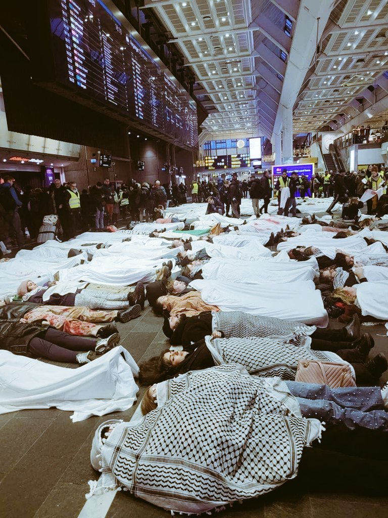 Mehmetcanbekli1's tweet photo. " النرويجيون يفترشون الأرض مغطين بالأكفان في محطة القطار الرئيسيه في أوسلو 
.
تنديدا بالإبادة الجماعية التي ترتكبها إسرائيل في غزة ضد المدنيين " https://t.co/qXI1EnGgeq