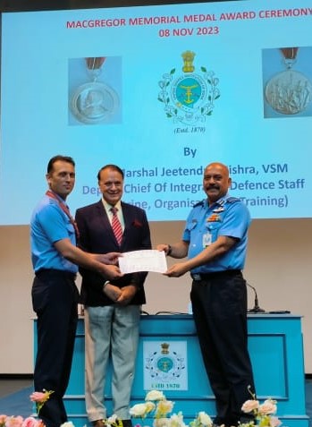 USIofIndia's tweet image. #Macgregor Memorial #Medal Award recipients felicitated by Air Marshal Jeetendra Mishra, VSM, Deputy Chief of @HQ_IDS_India (DOT), in the presence of DG USI. 
Winners: Maj Digvijay Thakur, 24 Grenadiers; Wg Cdr Kunal Sharma, 41st Sqn @IndianAirforce_ 
#macgregormedal