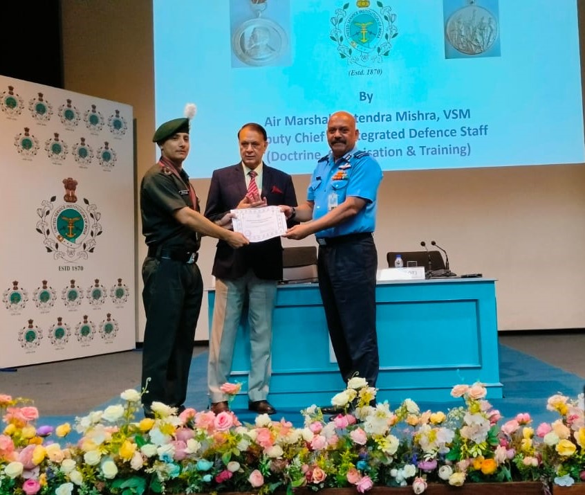 USIofIndia's tweet image. #Macgregor Memorial #Medal Award recipients felicitated by Air Marshal Jeetendra Mishra, VSM, Deputy Chief of @HQ_IDS_India (DOT), in the presence of DG USI. 
Winners: Maj Digvijay Thakur, 24 Grenadiers; Wg Cdr Kunal Sharma, 41st Sqn @IndianAirforce_ 
#macgregormedal