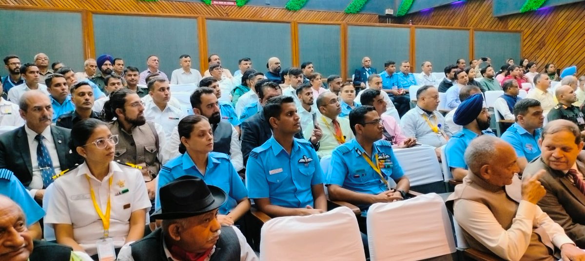 USIofIndia's tweet image. #Macgregor Memorial #Medal Award recipients felicitated by Air Marshal Jeetendra Mishra, VSM, Deputy Chief of @HQ_IDS_India (DOT), in the presence of DG USI. 
Winners: Maj Digvijay Thakur, 24 Grenadiers; Wg Cdr Kunal Sharma, 41st Sqn @IndianAirforce_ 
#macgregormedal
