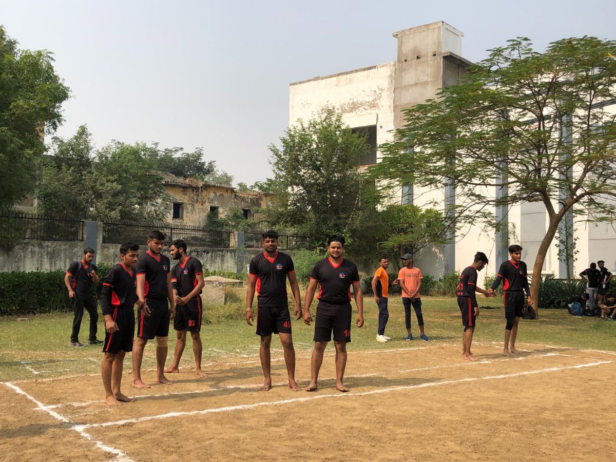 AnandCampus's tweet photo. Students of Anand Campus displayed remarkable enthusiasm and competitive spirit during the recent Dr. Abdul Kalam Zonal Sports Fest, held on November 3-4, 2023, at the RBS Engineering Technical Campus, Agra.

#shardagroup #pharmacy #ZonalFest #AKTU #AnandCampus #goldmedal https://t.co/VDUE2jNd76