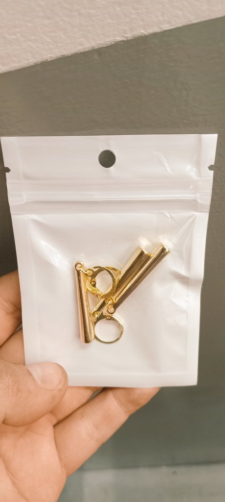 JhophK's tweet photo. Soy fanboy de Roronoa Zoro así que ya que hasta cierto punto estoy atreviendome a lo que no me había atrevido hasta ahora no sé por qué me he perforado una oreja y ya me llegaron los pendientes de Zoro, q esperar que cicatrice la movida y a probar qué tal queda XD
#OnePiece https://t.co/D6prW0ze5d