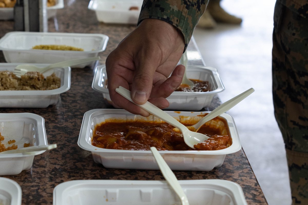 戦闘糧食試食会」 大分県日出生台演習場で陸上自衛隊とアメリカ国防省