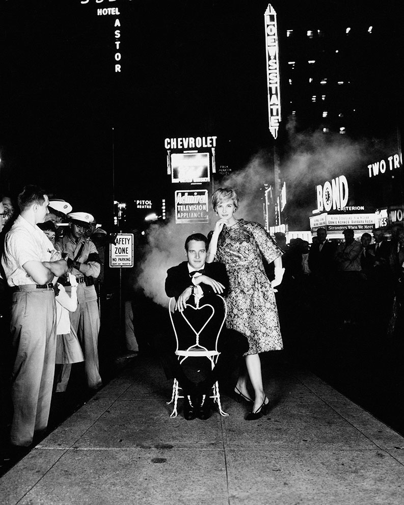 Paul Newman &amp; Joanne Woodward in Times Square

1960

#williamhelburn ​​​​​​​​
#william_helburn​​​​​​​​​​​​​​​​
#retrofashionphotography​​​​​​​​​​​​​​​​
#1960s​​​​​​​​​​​​​​​​
#1960​​​​​​​​​​​​​​​​
#newyork​​​​​​​​​​​​​​​​
#newyorkcity​​​​​​​​​​​​​​​​
#streetphotography