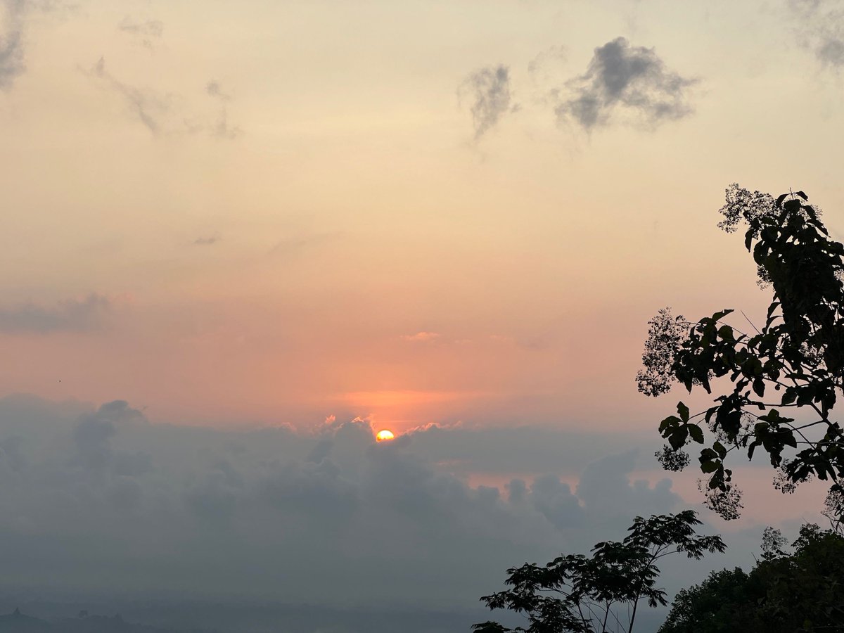 #sunrise The sun rises everyday

Why do I only appreciate the beauty of a sunrise when on holiday?

To break free from the grind, I need to first get away. 

buff.ly/40t2Lh3 

#travel