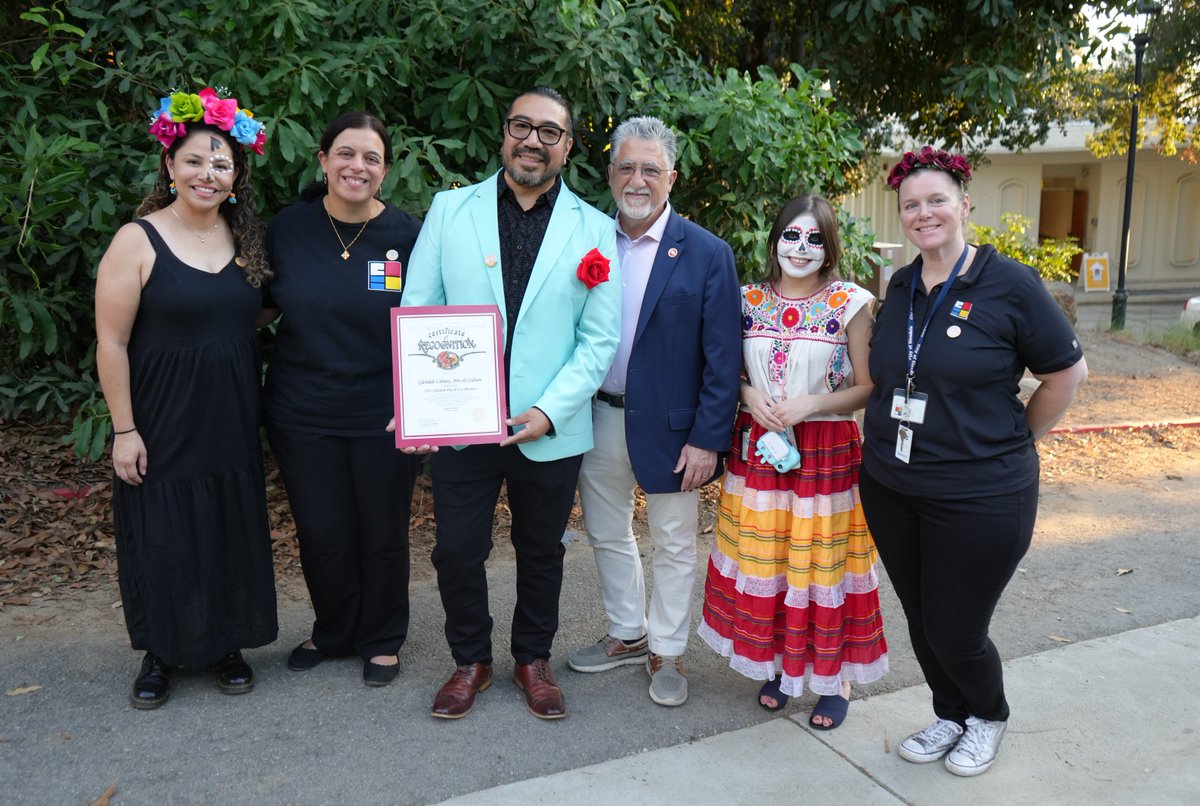 myglendaleLAC's tweet photo. We are still ecstatic about our 2023 Día de los Muertos event at Brand Library this past weekend! We were honored to welcome Senator Anthony Portantino for his support to Glendale Libraries. #DDLM #MyGlendaleLAC https://t.co/GyAhx5gzud