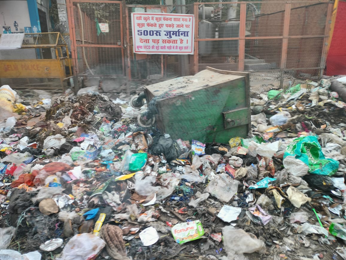 On IGNOU Road, Neb Sarai. Stinking garbage scattered all over the road.