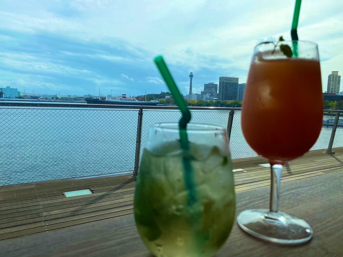 YuiNika96's tweet photo. 中華粥でお腹を満たしたら
#大さん橋 の #blueterminal さんへ!
お茶🍵しようと思ってたけど
海を眺めていたら
テンション上がって
昼カクテル🍸決めちゃいました🤤
あまりに洒落込みすぎて
一��でもかなりいい気分🥴
持つべきものは
深い話ができる友人であーる✨ https://t.co/RiuZw9Eqop