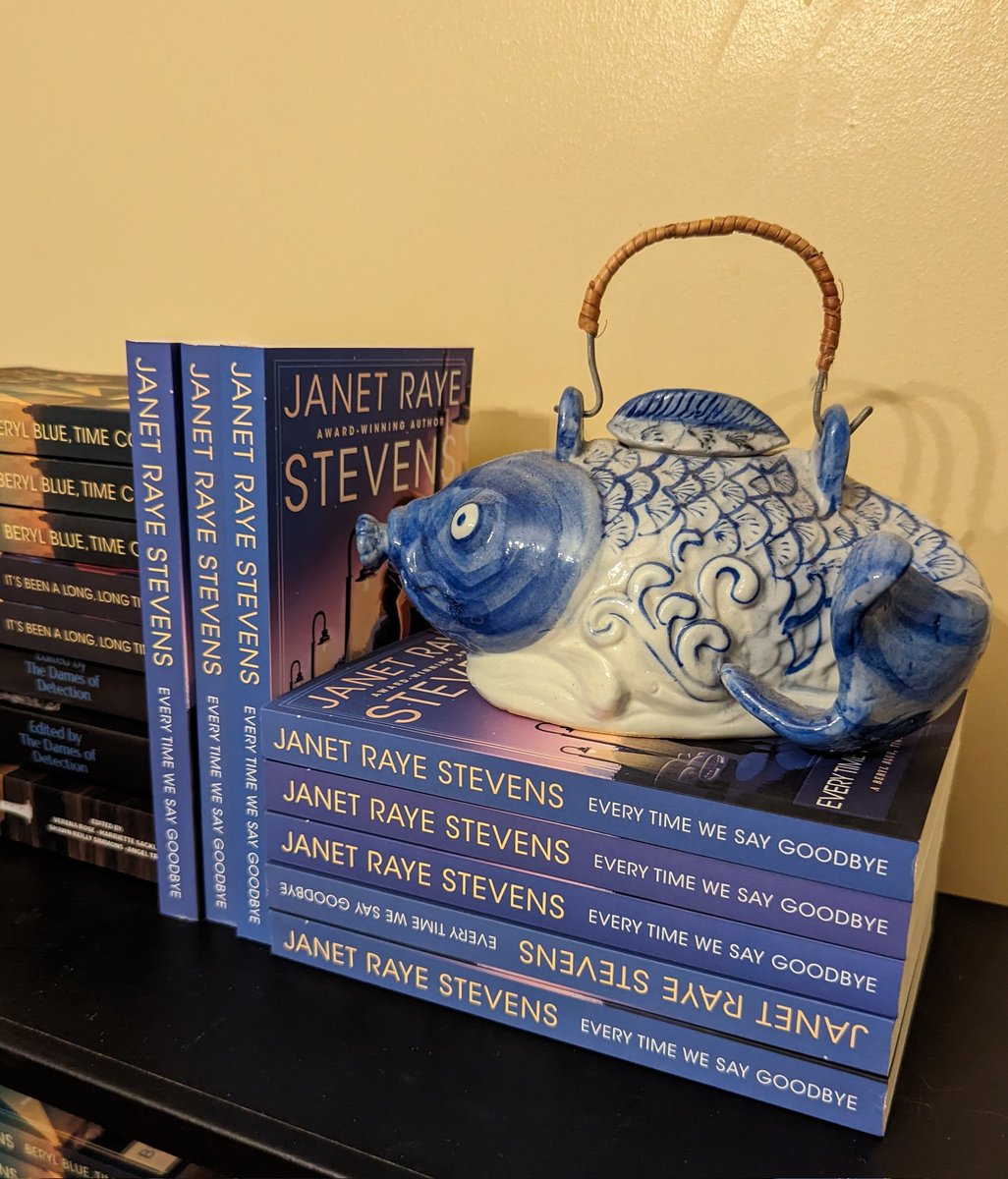 🫖 Teapot Tuesdays! This fish teapot, the first in my collection (circa 1990!), is all agog at my newest book! 💙

#teapottuesdays #authorswhodrinktea #timetravel #timetravelromance #berylbluetimecopseries #everytimewesaygoodbye