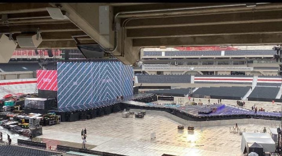 frlesswomann's tweet photo. me hace mal lo DIMINUTO que era el escenario de Harry https://t.co/8vTk6EGdJ8