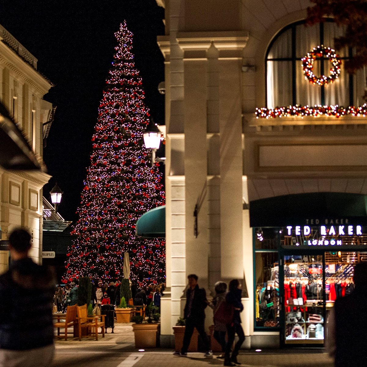 Get ready for the Holiday Magic! ✨
Experience the joy of "Sparkle Brighter": tree lighting, live entertainment, delightful treats, and a visit from a VIP from the North Pole! 🎄🎅
⏰ Save the date! Nov. 16th - 18th