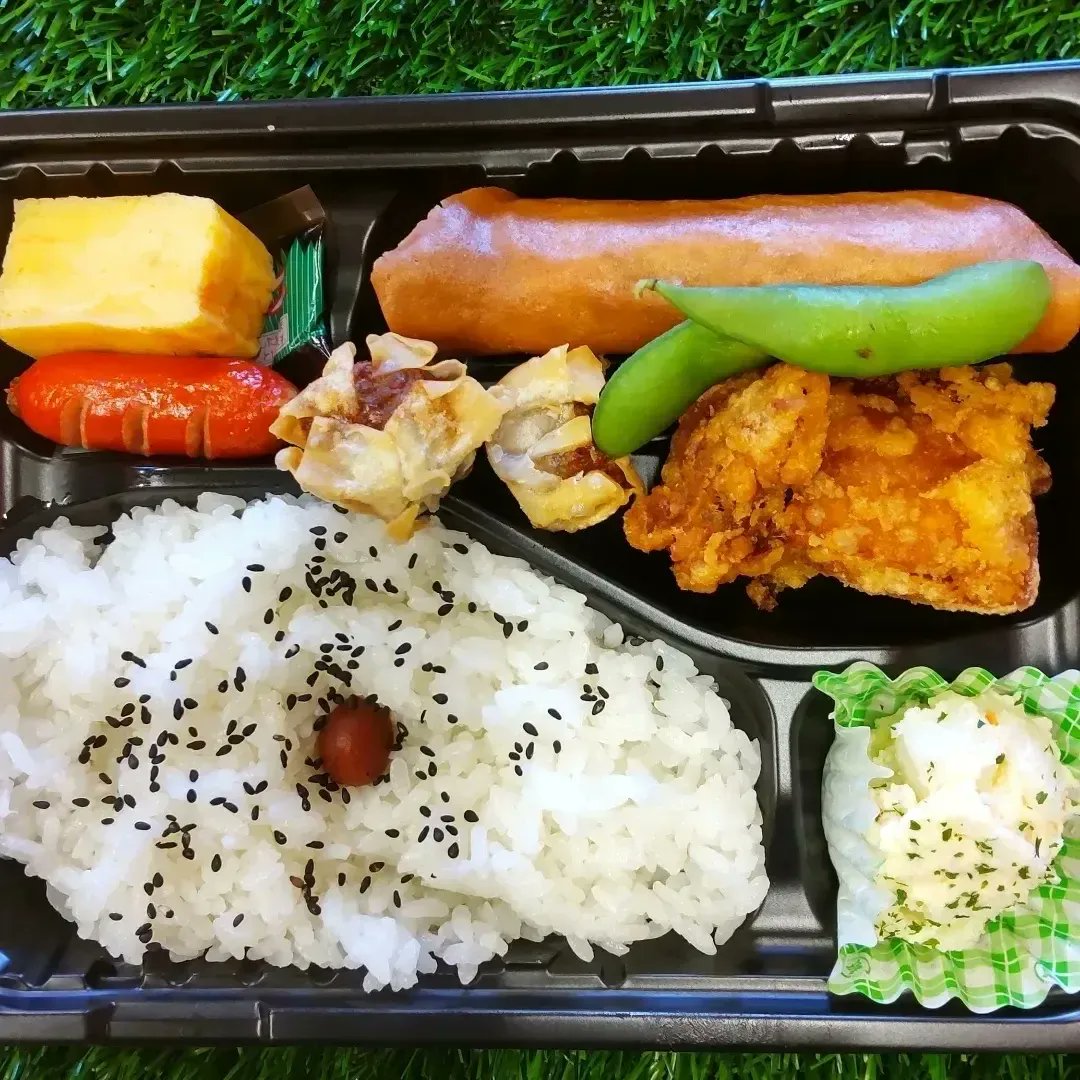 namikgroup's tweet photo. ラーメン並木
新南陽本店の横にある　　

無人直売所の並木弁当
速攻弁当シリーズ

日替わりは
中華弁当です🌞

ラーメン並木弁当へ!!🥰

#並木弁当  #ラーメン並木 #ラーメン　#弁当　#周南市　#山口県　#防府市　#ランチ　#グルメ　#自家製麺　#豚骨　#唐揚げ　#唐揚げ弁当 https://t.co/EoSEKqDSD6