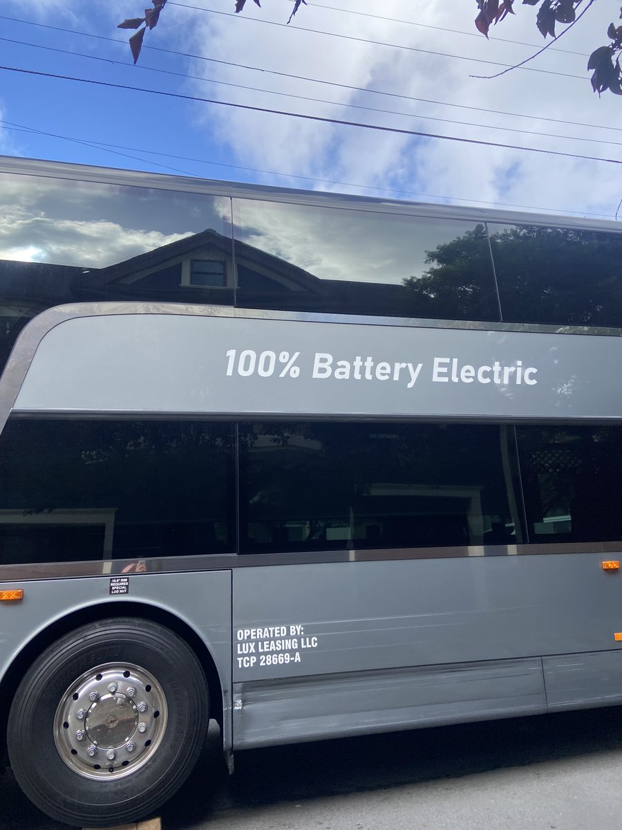 xianke's tweet photo. @NTSB @vanhool, seems like your help is needed to investigate this accident! Posting more photos of the bus that was involved in the multi-car issue. It may be the bus model described on this page: https://t.co/gg9svvrJzJ https://t.co/6QK5KxLw1y