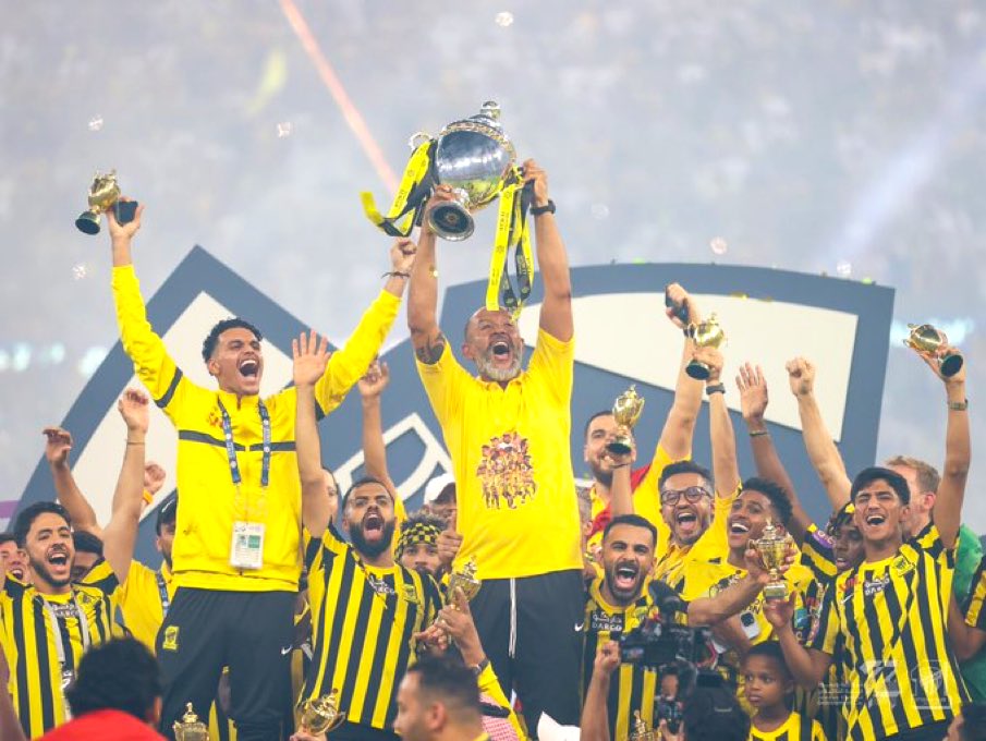 krsbo75's tweet photo. ✅ 🔚 بشكل رسمي شركة #الاتحاد تعلن انهاء عقد نونو سانتو ..
- لكل بدايه نهاية ان ننسى الموسم التاريخي واعادة الاتحاد لواجه كرة القدم السعودية ولكن الان المرحلة تتطلب مدرب اكثر كفاءة لكن شكرا سانتو على كل شي 💛👏. https://t.co/G4uuKZwdYg